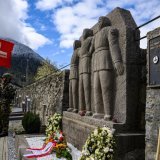 Une gerbe de fleurs est visible devant le monument lors de la commemoration de la 75ieme annee de la disparition de la patrouille des Glaciers No7 le mercredi 10 avril 2024 dans le cimetiere a Orsieres en Valais. Le 10 avril 1949, la patrouille No7, composee de Maurice Crettex, Louis Theytaz et Robert Droz, disparait d'une facon tragique dans une crevasse de 30 metres de profondeur non loin de la Tete-Blanche. (KEYSTONE/Jean-Christophe Bott)